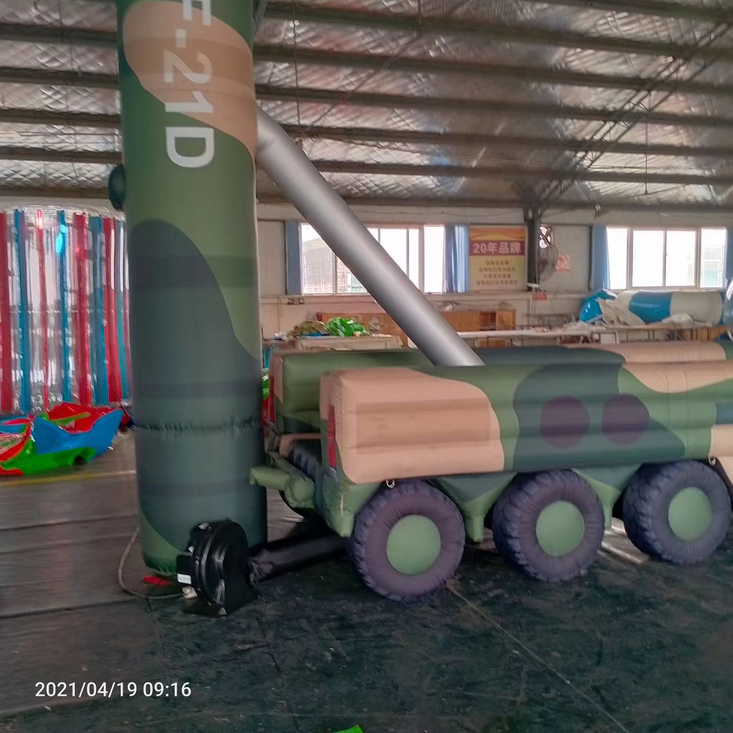 合江军事演习中的充气目标车辆：模拟发射车雷达车坦克飞机